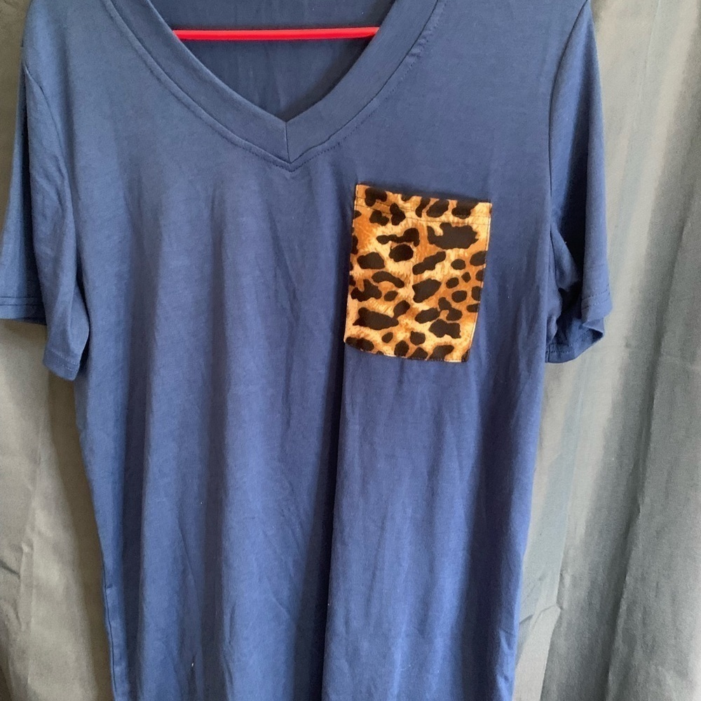 𝅺BLUE leopard tee